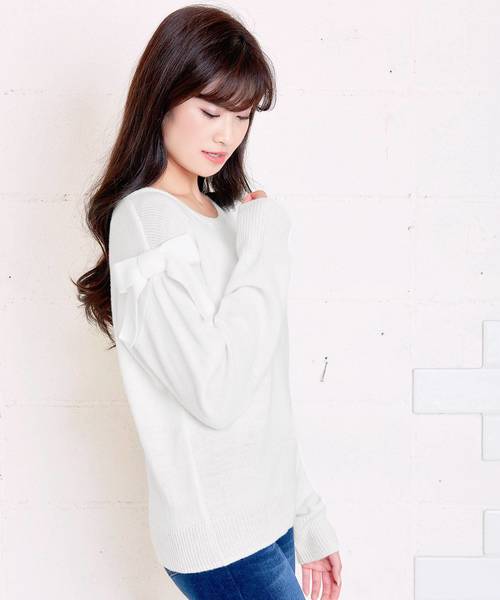 KOBE LETTUCE(コウベレタス)の「Uネックドロップショルダーニットプルオーバー(ニット/セーター・レディース・ブラック/オフホワイト/サックスブルー/ピンク/レモンイエロー・FREE)」の1枚目の写真