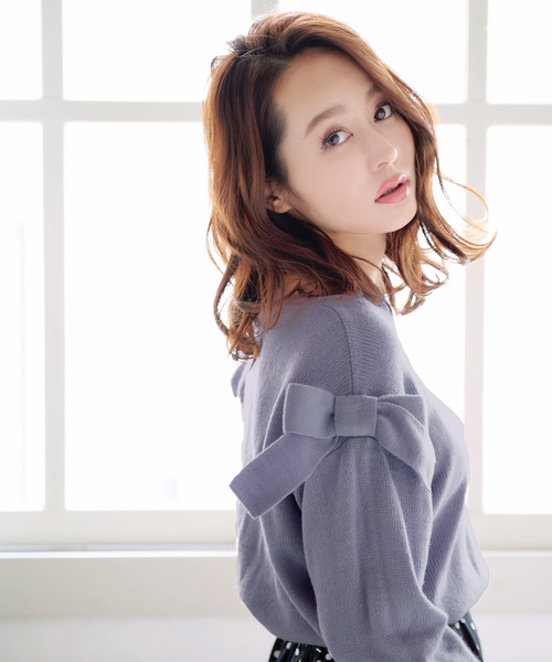 KOBE LETTUCE(コウベレタス)の「Uネックドロップショルダーニットプルオーバー(ニット/セーター・レディース・ブラック/オフホワイト/サックスブルー/ピンク/レモンイエロー・FREE)」の3枚目の写真