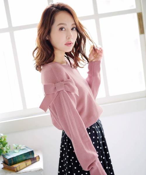 KOBE LETTUCE(コウベレタス)の「Uネックドロップショルダーニットプルオーバー(ニット/セーター・レディース・ブラック/オフホワイト/サックスブルー/ピンク/レモンイエロー・FREE)」の5枚目の写真