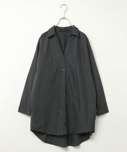 VENCEEXCHANGE（ヴァンスエクスチェンジ）の「バックプリントビッグシルエットシャツ（シャツ/ブラウス・レディース・ブラック/オフホワイト/ダークオリーブ・M）」の3枚目の写真