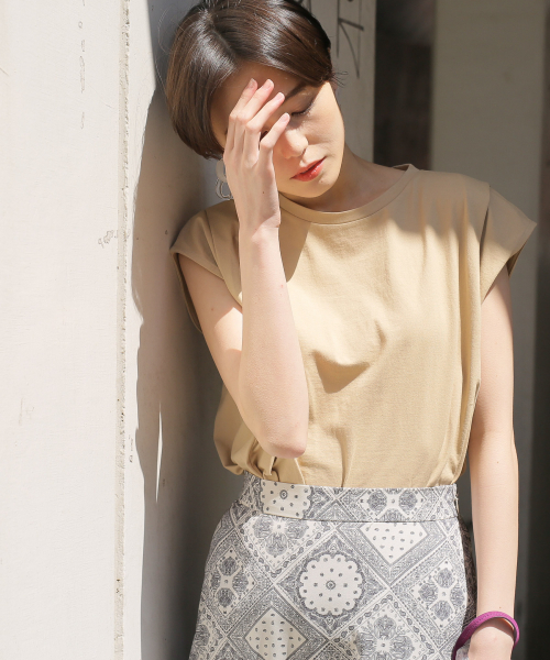 LOWRYS FARM（ローリーズファーム）の「ソデタックＳＳ　833318（Tシャツ/カットソー・レディース・オフホワイト/ブラック/ベージュ/グリーン・FREE）」の4枚目の写真