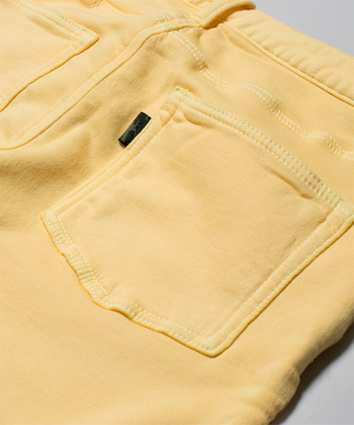 NANO universe（ナノユニバース）の「AKM×nano・universe/ 別注カラージョグデニム（デニムパンツ・メンズ・ホワイト/ブラック/ターコイズブルー/ネイビー/イエロー/ピンク/レッド・LARGE/SMALL/X-LARGE/MEDIUM）」の11枚目の写真