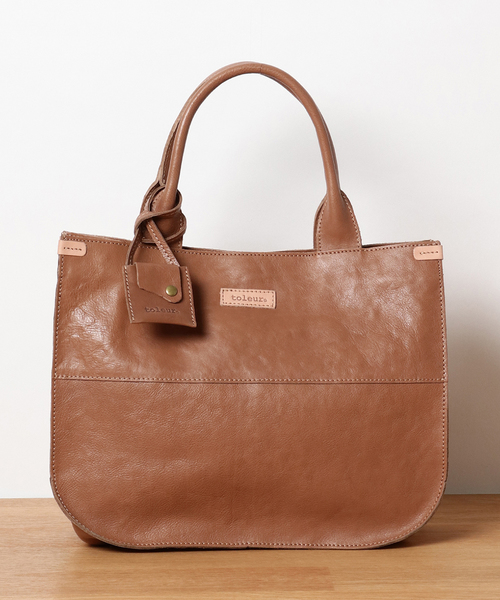 toleur（トーラ）の「【toleur】カウレザー トート/11883（トートバッグ・レディース・ブラック/モカ/キャメル/グレイッシュベージュ/オリーブ/ピンクベージュ/カーキ/ベージュ/グリーン・FREE）」の2枚目の写真