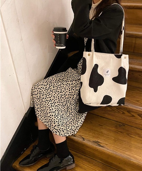 shopnikoniko（ショップニコニコ）の「トートバッグ A4 コーデュロイ キャンバス 推し活 ロゴ（トートバッグ・レディース・ホワイト/ブラック/ブラウン/イエロー/アイボリー/グレー/ブラック系その他/グレー系その他/ホワイト系その他/レオパード/ゼブラ/その他/パープル/ブルー/ピンク・フリー）」の16枚目の写真