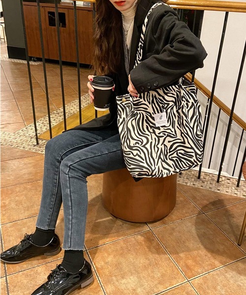 shopnikoniko（ショップニコニコ）の「トートバッグ A4 コーデュロイ キャンバス 推し活 ロゴ（トートバッグ・レディース・ホワイト/ブラック/ブラウン/イエロー/アイボリー/グレー/ブラック系その他/グレー系その他/ホワイト系その他/レオパード/ゼブラ/その他/パープル/ブルー/ピンク・フリー）」の18枚目の写真