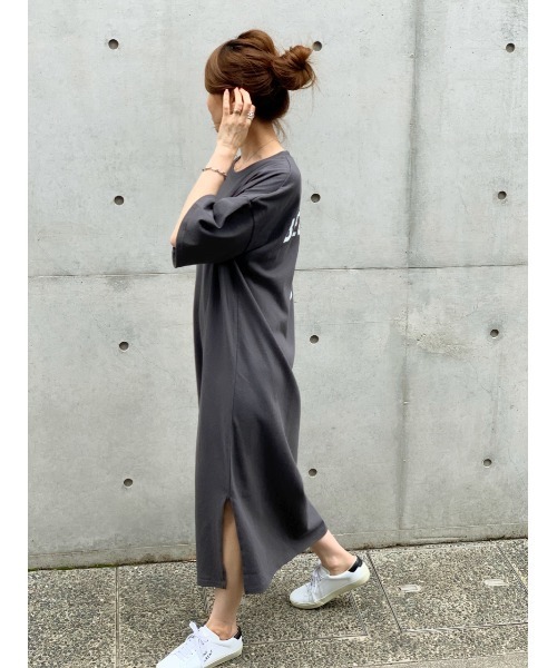 Day and Grade（デイアンドグレイド）の「ロゴマキシカットソーワンピース（ワンピース・レディース・グレイッシュベージュ・FREE）」の2枚目の写真