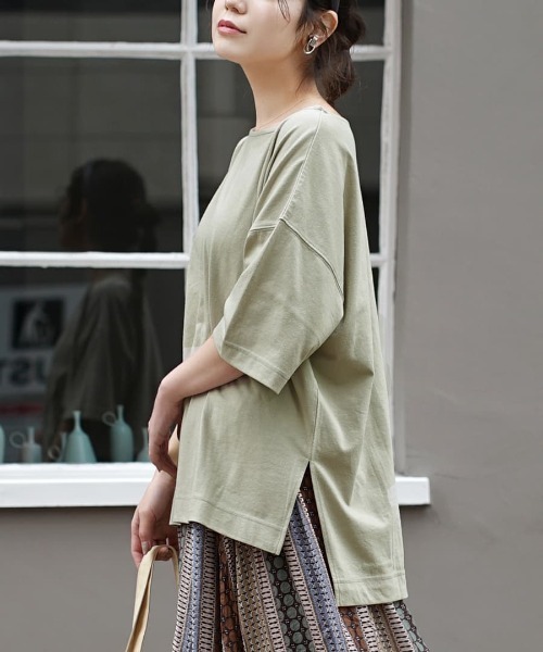 zootie（ズーティー）の「【余裕を生み出すサイドスリットT】 URBAN PLUS スリットTシャツ（Tシャツ/カットソー・レディース・カーキ/ライトブルー/ブラック/オフホワイト/ネイビー/マスタード/グレイッシュベージュ/グレイッシュブルー/チャコール/キャメル/パープル/イエロー系その他/ライトカーキ/ライトピンク/アイボリー/ラベンダー/ライトベージュ/ダークグリーン/ブラウン系その他/スモークピンク/テラコッタ・フリー）」の12枚目の写真