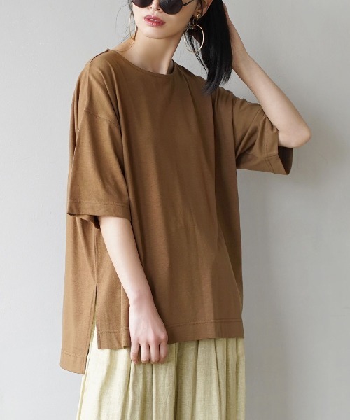 zootie（ズーティー）の「【余裕を生み出すサイドスリットT】 URBAN PLUS スリットTシャツ（Tシャツ/カットソー・レディース・カーキ/ライトブルー/ブラック/オフホワイト/ネイビー/マスタード/グレイッシュベージュ/グレイッシュブルー/チャコール/キャメル/パープル/イエロー系その他/ライトカーキ/ライトピンク/アイボリー/ラベンダー/ライトベージュ/ダークグリーン/ブラウン系その他/スモークピンク/テラコッタ・フリー）」の6枚目の写真