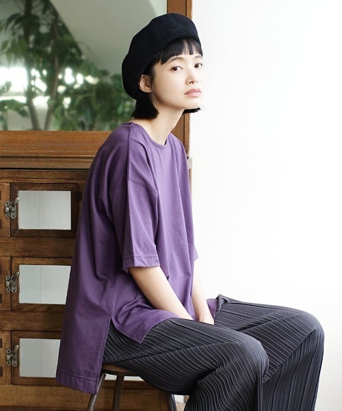 zootie（ズーティー）の「【余裕を生み出すサイドスリットT】 URBAN PLUS スリットTシャツ（Tシャツ/カットソー・レディース・カーキ/ライトブルー/ブラック/オフホワイト/ネイビー/マスタード/グレイッシュベージュ/グレイッシュブルー/チャコール/キャメル/パープル/イエロー系その他/ライトカーキ/ライトピンク/アイボリー/ラベンダー/ライトベージュ/ダークグリーン/ブラウン系その他/スモークピンク/テラコッタ・フリー）」の15枚目の写真