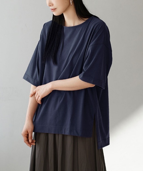 zootie（ズーティー）の「【余裕を生み出すサイドスリットT】 URBAN PLUS スリットTシャツ（Tシャツ/カットソー・レディース・カーキ/ライトブルー/ブラック/オフホワイト/ネイビー/マスタード/グレイッシュベージュ/グレイッシュブルー/チャコール/キャメル/パープル/イエロー系その他/ライトカーキ/ライトピンク/アイボリー/ラベンダー/ライトベージュ/ダークグリーン/ブラウン系その他/スモークピンク/テラコッタ・フリー）」の13枚目の写真