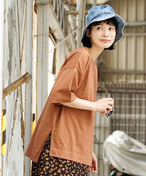 zootie（ズーティー）の「【余裕を生み出すサイドスリットT】 URBAN PLUS スリットTシャツ（Tシャツ/カットソー・レディース・カーキ/ライトブルー/ブラック/オフホワイト/ネイビー/マスタード/グレイッシュベージュ/グレイッシュブルー/チャコール/キャメル/パープル/イエロー系その他/ライトカーキ/ライトピンク/アイボリー/ラベンダー/ライトベージュ/ダークグリーン/ブラウン系その他/スモークピンク/テラコッタ・フリー）」の18枚目の写真