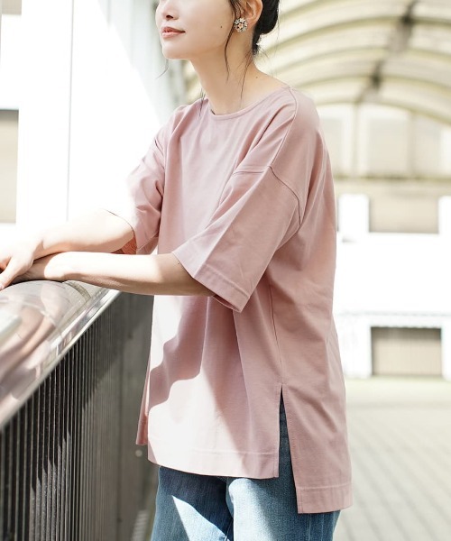 zootie（ズーティー）の「【余裕を生み出すサイドスリットT】 URBAN PLUS スリットTシャツ（Tシャツ/カットソー・レディース・カーキ/ライトブルー/ブラック/オフホワイト/ネイビー/マスタード/グレイッシュベージュ/グレイッシュブルー/チャコール/キャメル/パープル/イエロー系その他/ライトカーキ/ライトピンク/アイボリー/ラベンダー/ライトベージュ/ダークグリーン/ブラウン系その他/スモークピンク/テラコッタ・フリー）」の20枚目の写真