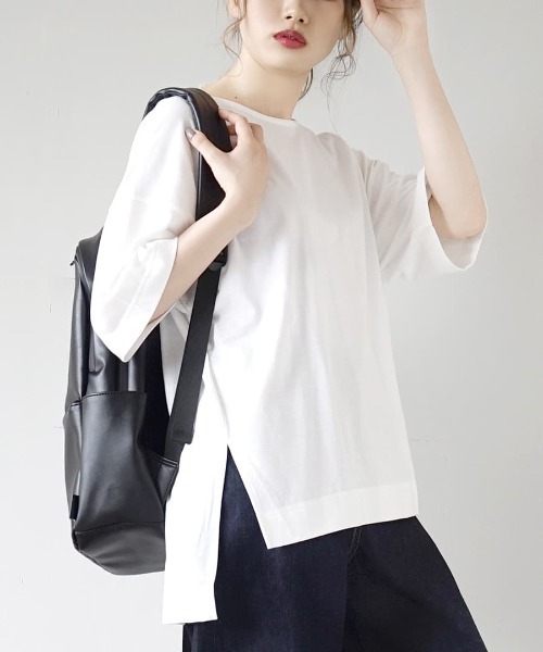 zootie（ズーティー）の「【余裕を生み出すサイドスリットT】 URBAN PLUS スリットTシャツ（Tシャツ/カットソー・レディース・カーキ/ライトブルー/ブラック/オフホワイト/ネイビー/マスタード/グレイッシュベージュ/グレイッシュブルー/チャコール/キャメル/パープル/イエロー系その他/ライトカーキ/ライトピンク/アイボリー/ラベンダー/ライトベージュ/ダークグリーン/ブラウン系その他/スモークピンク/テラコッタ・フリー）」の2枚目の写真