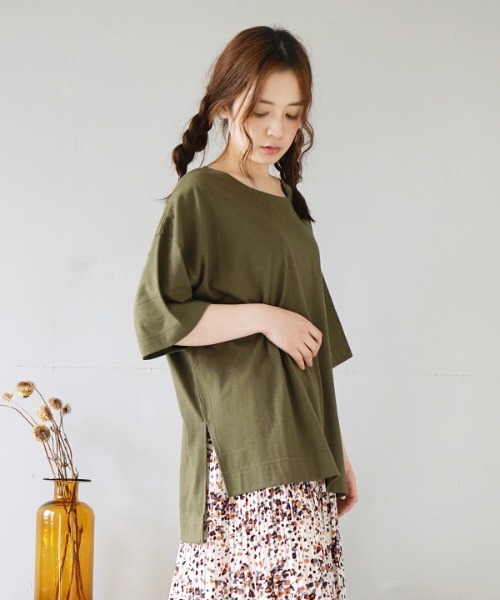 zootie（ズーティー）の「【余裕を生み出すサイドスリットT】 URBAN PLUS スリットTシャツ（Tシャツ/カットソー・レディース・カーキ/ライトブルー/ブラック/オフホワイト/ネイビー/マスタード/グレイッシュベージュ/グレイッシュブルー/チャコール/キャメル/パープル/イエロー系その他/ライトカーキ/ライトピンク/アイボリー/ラベンダー/ライトベージュ/ダークグリーン/ブラウン系その他/スモークピンク/テラコッタ・フリー）」の11枚目の写真