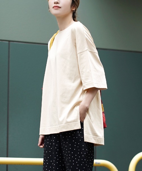 zootie（ズーティー）の「【余裕を生み出すサイドスリットT】 URBAN PLUS スリットTシャツ（Tシャツ/カットソー・レディース・カーキ/ライトブルー/ブラック/オフホワイト/ネイビー/マスタード/グレイッシュベージュ/グレイッシュブルー/チャコール/キャメル/パープル/イエロー系その他/ライトカーキ/ライトピンク/アイボリー/ラベンダー/ライトベージュ/ダークグリーン/ブラウン系その他/スモークピンク/テラコッタ・フリー）」の8枚目の写真