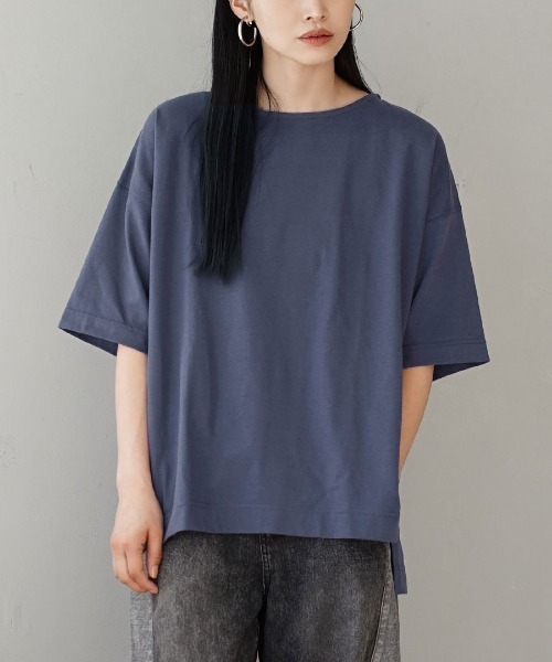 zootie（ズーティー）の「【余裕を生み出すサイドスリットT】 URBAN PLUS スリットTシャツ（Tシャツ/カットソー・レディース・カーキ/ライトブルー/ブラック/オフホワイト/ネイビー/マスタード/グレイッシュベージュ/グレイッシュブルー/チャコール/キャメル/パープル/イエロー系その他/ライトカーキ/ライトピンク/アイボリー/ラベンダー/ライトベージュ/ダークグリーン/ブラウン系その他/スモークピンク/テラコッタ・フリー）」の14枚目の写真