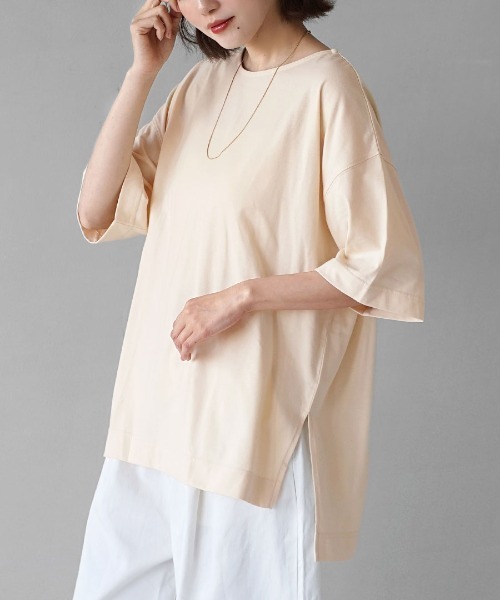 zootie（ズーティー）の「【余裕を生み出すサイドスリットT】 URBAN PLUS スリットTシャツ（Tシャツ/カットソー・レディース・カーキ/ライトブルー/ブラック/オフホワイト/ネイビー/マスタード/グレイッシュベージュ/グレイッシュブルー/チャコール/キャメル/パープル/イエロー系その他/ライトカーキ/ライトピンク/アイボリー/ラベンダー/ライトベージュ/ダークグリーン/ブラウン系その他/スモークピンク/テラコッタ・フリー）」の3枚目の写真