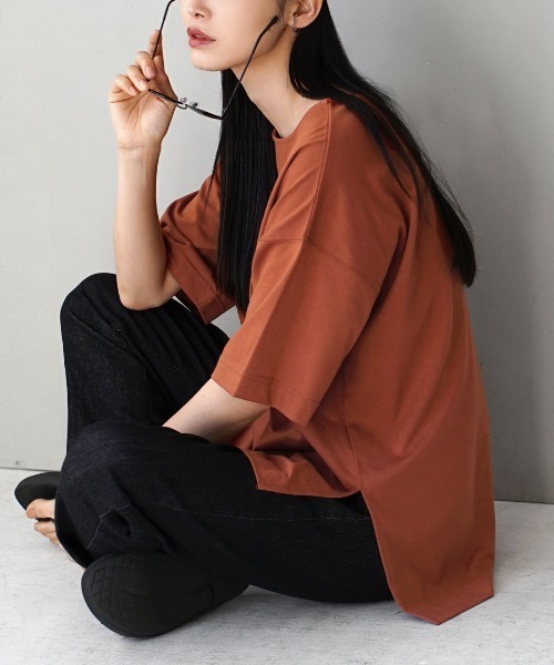 zootie（ズーティー）の「【余裕を生み出すサイドスリットT】 URBAN PLUS スリットTシャツ（Tシャツ/カットソー・レディース・カーキ/ライトブルー/ブラック/オフホワイト/ネイビー/マスタード/グレイッシュベージュ/グレイッシュブルー/チャコール/キャメル/パープル/イエロー系その他/ライトカーキ/ライトピンク/アイボリー/ラベンダー/ライトベージュ/ダークグリーン/ブラウン系その他/スモークピンク/テラコッタ・フリー）」の7枚目の写真