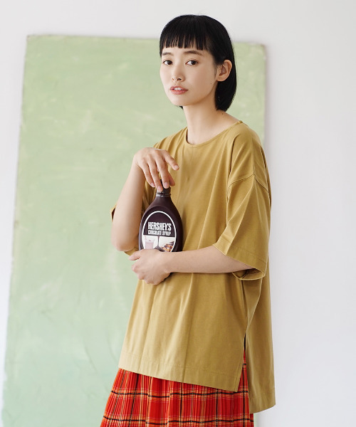 zootie（ズーティー）の「【余裕を生み出すサイドスリットT】 URBAN PLUS スリットTシャツ（Tシャツ/カットソー・レディース・カーキ/ライトブルー/ブラック/オフホワイト/ネイビー/マスタード/グレイッシュベージュ/グレイッシュブルー/チャコール/キャメル/パープル/イエロー系その他/ライトカーキ/ライトピンク/アイボリー/ラベンダー/ライトベージュ/ダークグリーン/ブラウン系その他/スモークピンク/テラコッタ・フリー）」の17枚目の写真