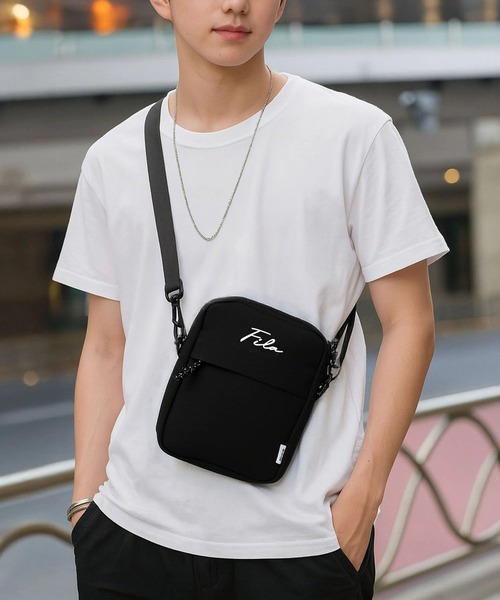 FILA(フィラ)の「FILA/フィラ ミニ ショルダーバッグ 筆記体 ブランド ロゴ 刺繍 コンパクト ポーチ 小物入れ(ショルダーバッグ・メンズ・ホワイト/ブラック/レッド/ネイビー/ブラック系その他/ブラック×ホワイト/ターコイズブルー/ライトグレー・FREE)」の9枚目の写真
