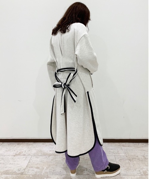PAGEBOY(ページボーイ)の「Wフェイスパイピングコート(ロングコート/ノーカラーコート)(ダウンジャケット/コート・レディース・ブラック/グレイッシュベージュ・FREE)」の5枚目の写真