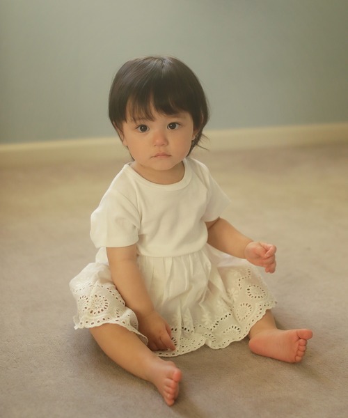 D.fesense（ディーフェセンス）の「【D.fesense /ディーフェセンス】レーススカート付きボディ（その他ベビーウェア・キッズ・スモークピンク/オフホワイト・70cm/80ｃｍ）」の2枚目の写真