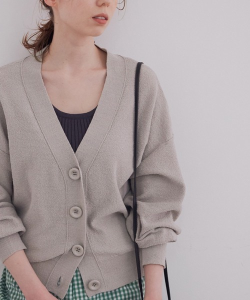 MADEMOISELLE ROPE'（マドモアゼル ロペ）の「【秋まで使える】【ドライタッチ】ビッグボタンカーディガン（カーディガン/ボレロ・レディース・チャコールグレー/レッド系その他・38）」の6枚目の写真