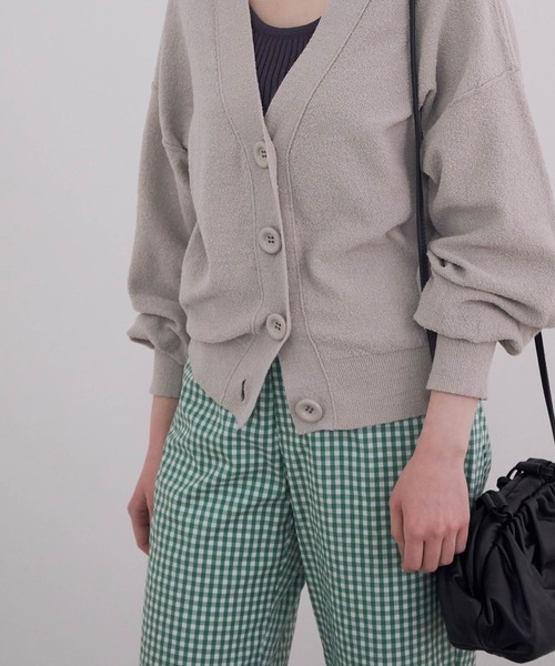 MADEMOISELLE ROPE'（マドモアゼル ロペ）の「【秋まで使える】【ドライタッチ】ビッグボタンカーディガン（カーディガン/ボレロ・レディース・チャコールグレー/レッド系その他・38）」の7枚目の写真