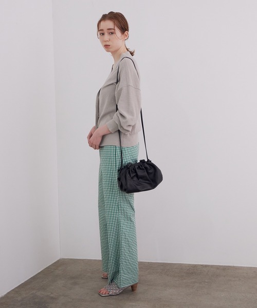 MADEMOISELLE ROPE'（マドモアゼル ロペ）の「【秋まで使える】【ドライタッチ】ビッグボタンカーディガン（カーディガン/ボレロ・レディース・チャコールグレー/レッド系その他・38）」の4枚目の写真