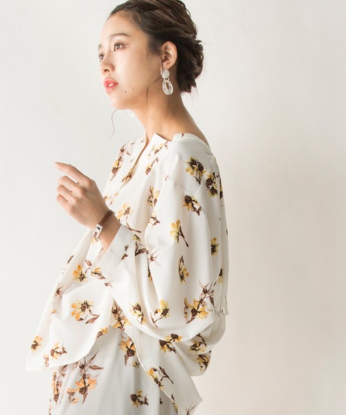 MILLION CARATS（ミリオンカラッツ）の「【STYLE4】フラワーブラウス（シャツ/ブラウス・レディース・オフホワイト/ネイビー・FREE）」の2枚目の写真