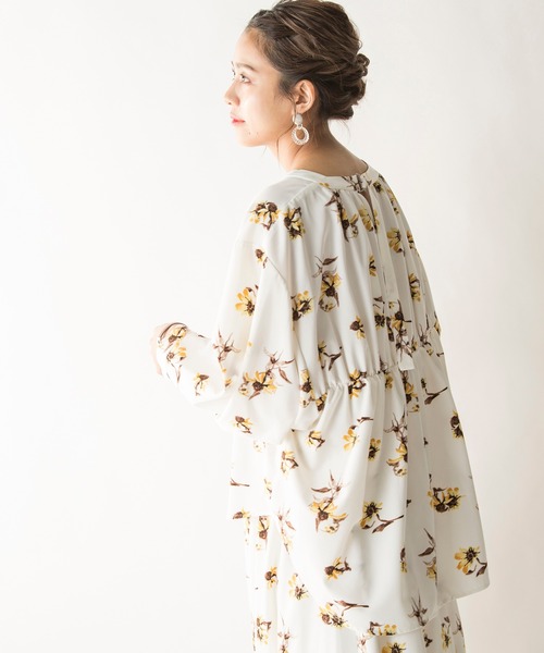 MILLION CARATS（ミリオンカラッツ）の「【STYLE4】フラワーブラウス（シャツ/ブラウス・レディース・オフホワイト/ネイビー・FREE）」の4枚目の写真