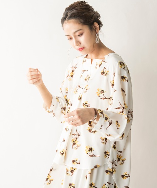 MILLION CARATS（ミリオンカラッツ）の「【STYLE4】フラワーブラウス（シャツ/ブラウス・レディース・オフホワイト/ネイビー・FREE）」の7枚目の写真