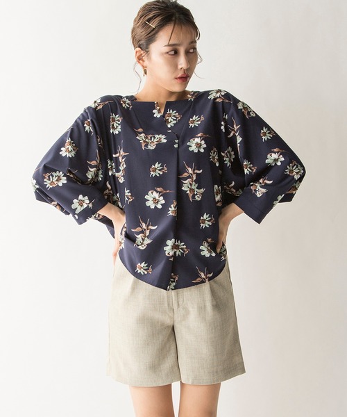 MILLION CARATS（ミリオンカラッツ）の「【STYLE4】フラワーブラウス（シャツ/ブラウス・レディース・オフホワイト/ネイビー・FREE）」の9枚目の写真