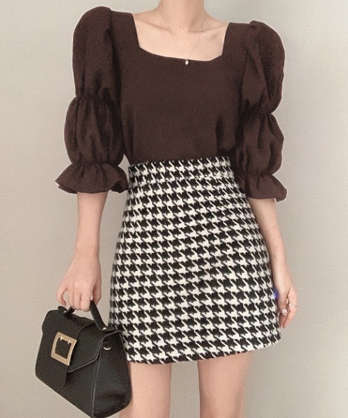 ABITOKYO（アビトーキョー）の「パワーショルダースクエアネックブラウス（シャツ/ブラウス・レディース・ブラック/ベージュ/イエロー/ボルドー/ブラウン/グリーン/ピンク/カーキ/ネイビー/キャメル・S/M）」の3枚目の写真