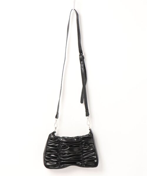 SPINNS（スピンズ）の「【2WAY仕様】フェイクレザーギャザーデザインショルダーバッグ（ショルダーバッグ・レディース・ブラック・ONESIZE）」の2枚目の写真