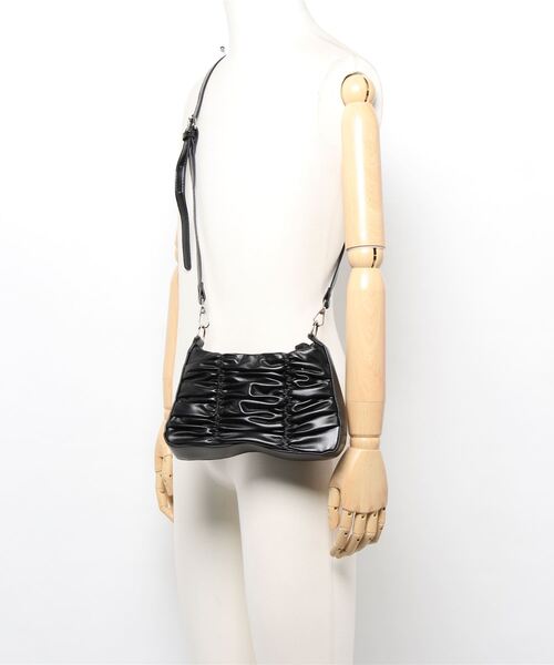 SPINNS（スピンズ）の「【2WAY仕様】フェイクレザーギャザーデザインショルダーバッグ（ショルダーバッグ・レディース・ブラック・ONESIZE）」の5枚目の写真