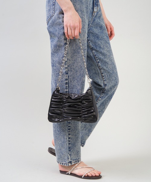 SPINNS（スピンズ）の「【2WAY仕様】フェイクレザーギャザーデザインショルダーバッグ（ショルダーバッグ・レディース・ブラック・ONESIZE）」の3枚目の写真