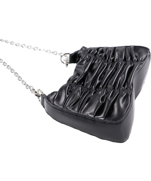 SPINNS（スピンズ）の「【2WAY仕様】フェイクレザーギャザーデザインショルダーバッグ（ショルダーバッグ・レディース・ブラック・ONESIZE）」の8枚目の写真