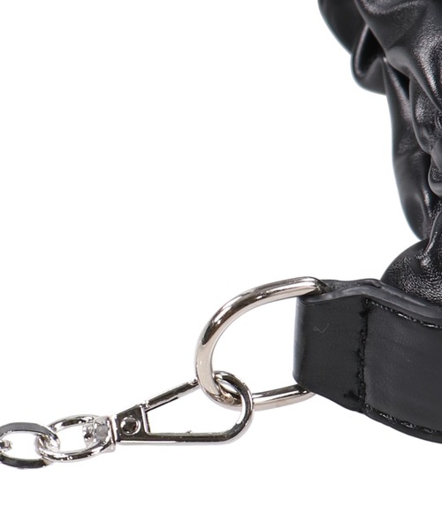 SPINNS（スピンズ）の「【2WAY仕様】フェイクレザーギャザーデザインショルダーバッグ（ショルダーバッグ・レディース・ブラック・ONESIZE）」の11枚目の写真