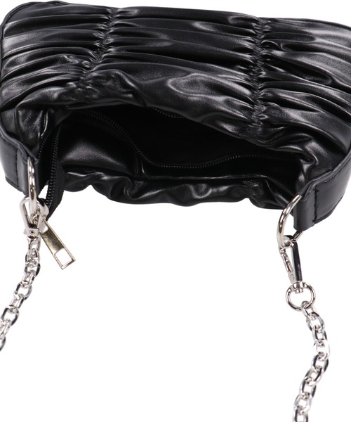 SPINNS（スピンズ）の「【2WAY仕様】フェイクレザーギャザーデザインショルダーバッグ（ショルダーバッグ・レディース・ブラック・ONESIZE）」の10枚目の写真