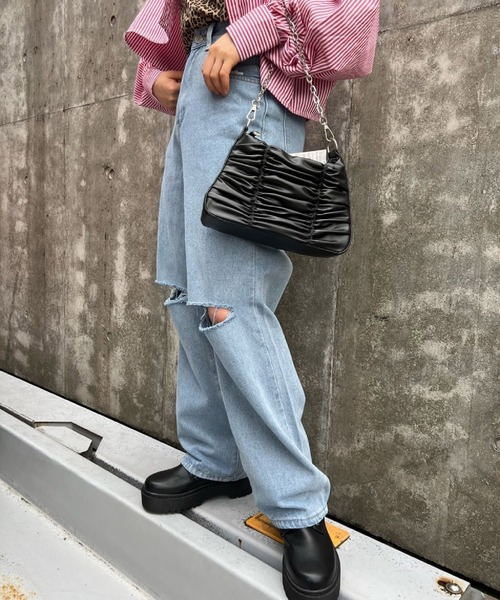 SPINNS（スピンズ）の「【2WAY仕様】フェイクレザーギャザーデザインショルダーバッグ（ショルダーバッグ・レディース・ブラック・ONESIZE）」の14枚目の写真