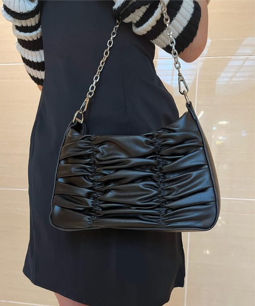 SPINNS（スピンズ）の「【2WAY仕様】フェイクレザーギャザーデザインショルダーバッグ（ショルダーバッグ・レディース・ブラック・ONESIZE）」の17枚目の写真