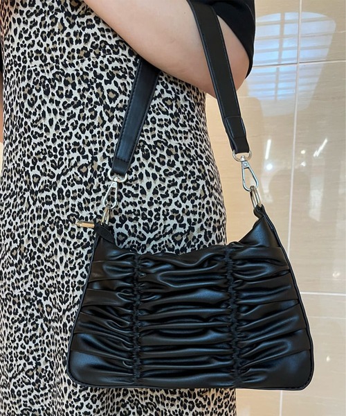 SPINNS（スピンズ）の「【2WAY仕様】フェイクレザーギャザーデザインショルダーバッグ（ショルダーバッグ・レディース・ブラック・ONESIZE）」の18枚目の写真