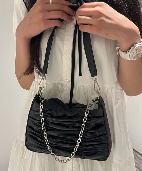 SPINNS（スピンズ）の「【2WAY仕様】フェイクレザーギャザーデザインショルダーバッグ（ショルダーバッグ・レディース・ブラック・ONESIZE）」の16枚目の写真