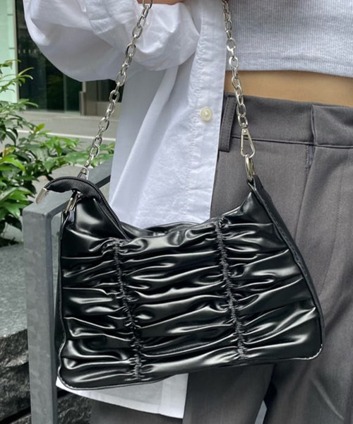 SPINNS（スピンズ）の「【2WAY仕様】フェイクレザーギャザーデザインショルダーバッグ（ショルダーバッグ・レディース・ブラック・ONESIZE）」の19枚目の写真