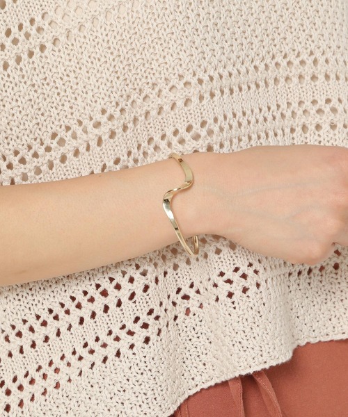 mysty woman（ミスティウーマン）の「ツイストラインバングル 954101（バングル/リストバンド・レディース・シルバー/ゴールド・FREE）」の4枚目の写真