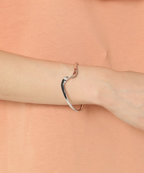 mysty woman（ミスティウーマン）の「ツイストラインバングル 954101（バングル/リストバンド・レディース・シルバー/ゴールド・FREE）」の5枚目の写真
