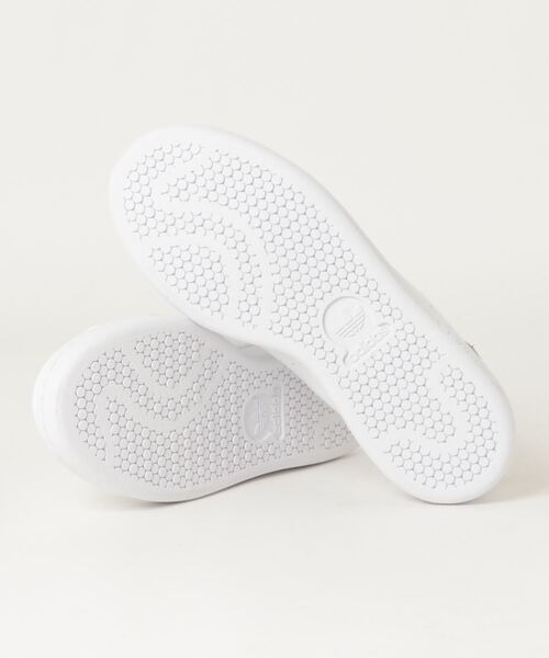 adidas(アディダス)の「adidas アディダス STAN SMITH スタンスミス GY5713 FWHT/CBLK/GDMT(スニーカー・メンズ・ホワイト系その他・26.0cm/27.0cm/26.5cm/23.0cm/25.5cm/24.0cm/25.0cm/23.5cm/28.5cm/22.5cm/28.0cm/27.5cm/22.0cm/29.0cm/30.0cm/24.5cm)」の3枚目の写真