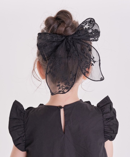 Rora(ローラ)の「ケイティ 総レース 立体リボン ヘアゴム (2color) 花柄 白 黒 フォーマル カジュアル 【ママとお揃い】(ヘアゴム・キッズ・ホワイト/ブラック・FREE)」の11枚目の写真
