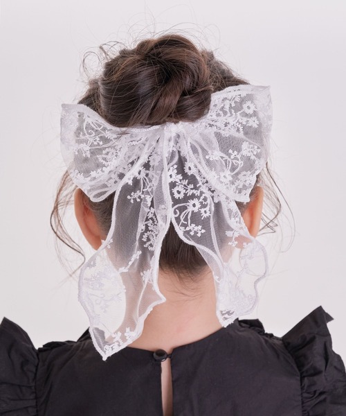 Rora(ローラ)の「ケイティ 総レース 立体リボン ヘアゴム (2color) 花柄 白 黒 フォーマル カジュアル 【ママとお揃い】(ヘアゴム・キッズ・ホワイト/ブラック・FREE)」の10枚目の写真